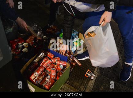 Un gruppo di volontari del Mobile Run senza tetto che distribuiscono pasti caldi, bevande, dolcetti, vestiti e articoli da toeletta alle persone in difficoltà, al di fuori dei negozi di Dunnes in Grafton Street, Dublino, durante il blocco del livello 5 Covid-19. Mercoledì 20 gennaio 2021 a Dublino, Irlanda. (Foto di Artur Widak/NurPhoto) Foto Stock