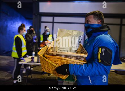 Un gruppo di volontari del Mobile Run senza tetto che distribuiscono pasti caldi, bevande, dolcetti, vestiti e articoli da toeletta alle persone in difficoltà, al di fuori dei negozi di Dunnes in Grafton Street, Dublino, durante il blocco del livello 5 Covid-19. Mercoledì 20 gennaio 2021 a Dublino, Irlanda. (Foto di Artur Widak/NurPhoto) Foto Stock