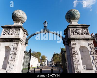 Entrata distintiva in pietra con forme a sfera sulla parte superiore della città di Greenwich, Londra Foto Stock