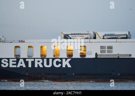 Alcuni camion visti all'interno del traghetto 'Seatruck' che arriva al porto di Dublino. Decine di camionisti hanno organizzato una protesta di strada fuori dal porto di Dublino chiedendo aiuto all’UE e avvertendo che i sistemi doganali e di sdoganamento disgiunti dell’Irlanda al porto di Dublino stanno causando ritardi paralizzanti sul commercio, anche se il traffico e i volumi in tutto il mare irlandese sono attualmente eccezionalmente bassi. Giovedì 21 gennaio 2021 a Dublino, Irlanda. (Foto di Artur Widak/NurPhoto) Foto Stock