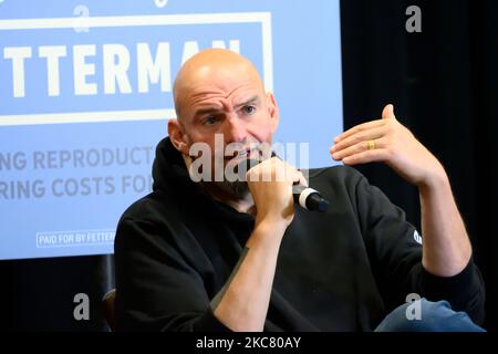 Upper Darby, Stati Uniti. 04th Nov 2022. Candidato democratico per il seggio vacante del Senato degli Stati Uniti per la Pennsylvania, John Fetterman partecipa a una conversazione sui diritti riproduttivi e l'economia con il Rep. Mary Gay Scanlon in occasione di una campagna elettorale a Upper Darby, PA, USA, il 4 novembre 2022. Fetterman ha ricevuto l'approvazione di Oprah Winfrey nonostante la stretta relazione professionale tra Oprah e Fetterman oppositore il candidato repubblicano Dr. Mehmet Oz. Credit: OOGImages/Alamy Live News Credit: OOGImages/Alamy Live News Foto Stock