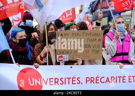 Gli studenti partecipano a una dimostrazione contro la politica del governo, a Parigi, in Francia, il 20 gennaio 2021. (Foto di Vincent Koebel/NurPhoto) Foto Stock