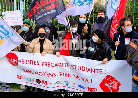 Gli studenti partecipano a una dimostrazione contro la politica del governo, a Parigi, in Francia, il 20 gennaio 2021. (Foto di Vincent Koebel/NurPhoto) Foto Stock