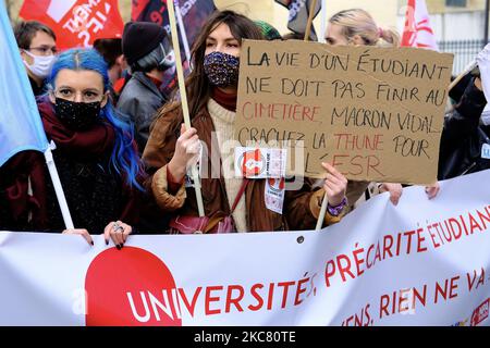 Gli studenti partecipano a una dimostrazione contro la politica del governo, a Parigi, in Francia, il 20 gennaio 2021. (Foto di Vincent Koebel/NurPhoto) Foto Stock