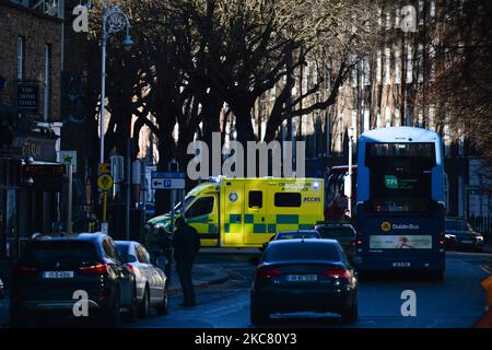 Un'ambulanza vista nel centro di Dublino durante il blocco di livello 5 Covid-19. Venerdì 22 gennaio 2021 a Dublino, Irlanda. (Foto di Artur Widak/NurPhoto) Foto Stock