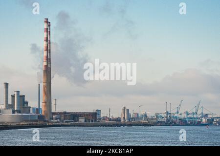 Vista generale dei camini di Poolbeg e del porto container di Dublino venerdì 22 gennaio 2021 a Dublino, Irlanda. (Foto di Artur Widak/NurPhoto) Foto Stock