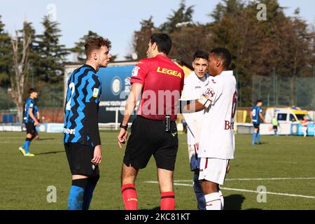 TIBO Persyn di FC Internazionale U19 (L) e Freddi Greco (R) di Torino FC U19 in azione durante la Primavera 1 TIM match tra FC Internazionale U19 e Torino FC U19 presso il Suning Youth Development Centre in memoria di Giacinto Facchetti a Milano, Italia, il 23 2021 gennaio (Foto di Mairo Cinquetti/NurPhoto) Foto Stock