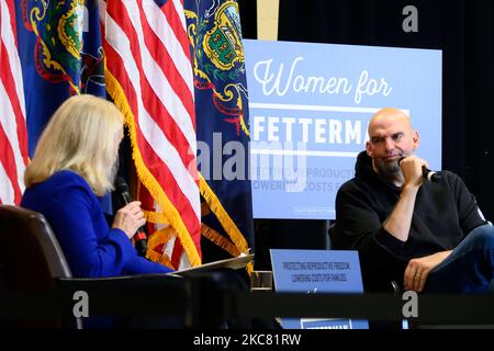 Upper Darby, Stati Uniti. 04th Nov 2022. Candidato democratico per il seggio vacante del Senato degli Stati Uniti per la Pennsylvania, John Fetterman partecipa a una conversazione sui diritti riproduttivi e l'economia con il Rep. Mary Gay Scanlon in occasione di una campagna elettorale a Upper Darby, PA, USA, il 4 novembre 2022. Fetterman ha ricevuto l'approvazione di Oprah Winfrey nonostante la stretta relazione professionale tra Oprah e Fetterman oppositore il candidato repubblicano Dr. Mehmet Oz. Credit: OOGImages/Alamy Live News Credit: OOGImages/Alamy Live News Foto Stock