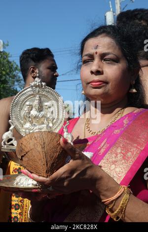 La donna Indù Tamil partecipa alla processione religiosa che accompagna il carro portatore dell'idolo di Lord Vinayagar durante il Vinayagar Ther Thiruvizha Festival in un tempio Indù Tamil in Ontario, Canada, il 23 luglio 2016. Questo festival fa parte del festival di 15 giorni che onora Lord Ganesh che culmina con una stravagante processione dei carri. (Foto di Creative Touch Imaging Ltd./NurPhoto) Foto Stock