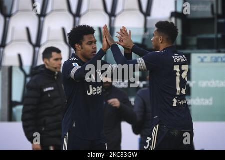 Il centrocampista della Juventus Weston McKennie (14) festeggia con il difensore della Juventus Danilo (13) dopo aver segnato il suo obiettivo di renderla 2-0 durante la Serie Una partita di calcio n.19 JUVENTUS - BOLOGNA il 24 gennaio 2021 allo stadio Allianz di Torino, Piemonte, Italia. Risultato finale: Juventus-Bologna 2-0. (Foto di Matteo Bottanelli/NurPhoto) Foto Stock