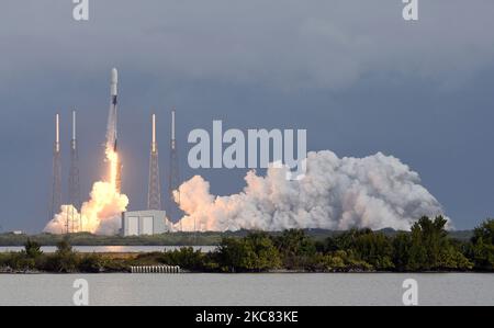 Un razzo SpaceX Falcon 9 si solleva dal pad 40 presso la Cape Canaveral Space Force Station il 24 gennaio 2021 a Cape Canaveral, Florida. La missione Transporter-1 è la prima di una serie pianificata di piccole missioni satellitari rideshare che porterà 143 navicelle spaziali statunitensi e internazionali, tra cui 10 satelliti Starlink, ad un'orbita terrestre bassa, un numero record di satelliti su un singolo volo. (Foto di Paul Hennessy/NurPhoto) Foto Stock