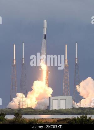 Un razzo SpaceX Falcon 9 si solleva dal pad 40 presso la Cape Canaveral Space Force Station il 24 gennaio 2021 a Cape Canaveral, Florida. La missione Transporter-1 è la prima di una serie pianificata di piccole missioni satellitari rideshare che porterà 143 navicelle spaziali statunitensi e internazionali, tra cui 10 satelliti Starlink, ad un'orbita terrestre bassa, un numero record di satelliti su un singolo volo. (Foto di Paul Hennessy/NurPhoto) Foto Stock