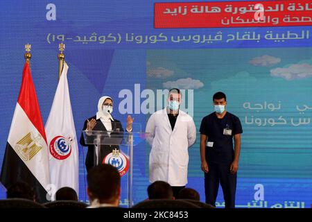 Hala Zayed, ministro della Sanità egiziano, Dr. Abdel Menoim Selim, E l'infermiera Ahmed Hamdan Zayed, i primi due egiziani a ricevere il vaccino Sinopharm China-made COVID-19, si trova in una fase per rispondere alle domande dopo aver ricevuto il vaccino durante una conferenza stampa, presso l'Abu Khalifa Hospital di Ismailia, Egitto, Domenica, 24 gennaio 2021 (Foto di Fadel Dawod/NurPhoto) Foto Stock