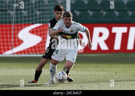 Raul Guti di Elche e Pedri di Barcellona gareggiano per la palla durante la partita la Liga Santander tra Elche CF e FC Barcelona all'Estadio Martinez Valero il 24 gennaio 2021 a Elche, Spagna. Gli stadi sportivi in Spagna restano soggetti a rigorose restrizioni a causa del Coronavirus Pandemic, in quanto le leggi di allontanamento sociale del governo vietano ai fan all'interno dei locali, con conseguente gioco a porte chiuse. (Foto di Jose Breton/Pics Action/NurPhoto) Foto Stock