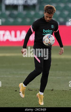 Konrad de la Fuente di Barcellona durante il warm-up prima della partita la Liga Santander tra Elche CF e FC Barcelona all'Estadio Martinez Valero il 24 gennaio 2021 a Elche, Spagna. Gli stadi sportivi in Spagna restano soggetti a rigorose restrizioni a causa del Coronavirus Pandemic, in quanto le leggi di allontanamento sociale del governo vietano ai fan all'interno dei locali, con conseguente gioco a porte chiuse. (Foto di Jose Breton/Pics Action/NurPhoto) Foto Stock