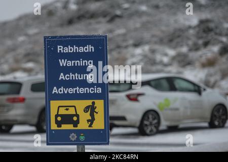 Un segnale di avvertimento visto a Wicklow Gap, Co. Wicklow, visto in inverno dopo che gran parte del paese è stato coperto di neve. Domenica 24 gennaio 2021 a Dublino, Irlanda. (Foto di Artur Widak/NurPhoto) Foto Stock