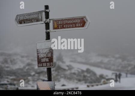 Segnaletica stradale parzialmente coperta di neve a Wicklow Gap, Co. Wicklow, visto in inverno dopo che gran parte del paese è stato coperto di neve. Domenica 24 gennaio 2021 a Dublino, Irlanda. (Foto di Artur Widak/NurPhoto) Foto Stock