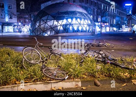 Biciclette danneggiate nel centro della città di Eindhoven dopo gli scontri con la polizia. Le conseguenze della protesta contro il blocco devastano il centro di Eindhoven, nei Paesi Bassi. Il secondo giorno del rigido Coronavirus Covid-19 misure di blocco con un coprifuoco imposto tra il 21:00 e il 04:30 dal governo olandese dal 23 gennaio 2021, per combattere la diffusione della pandemia e la nuova mutazione. Centinaia di manifestanti si sono scontrati con la polizia in un raduno contro le nuove regole. La manifestazione ha provocato rivolte, saccheggi e danni ai negozi, finestre rotte e danni al treno Foto Stock