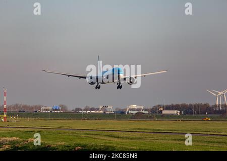 KLM Royal Dutch Airlines Boeing 777-300 come visto in arrivo volo e atterraggio alla pista Ponderbaan di Amsterdam Schiphol Aeroporto AMS EHAM. L'aeroplano a lunga percorrenza con cassone largo ha la registrazione PH-BVI e il nome Nationaal Park Vuurland / Tierra del Fuego National Park mentre è alimentato da 2x motori a reazione GE. KLM è il vettore di bandiera dei Paesi Bassi, un membro dell'alleanza aerea SkyTeam, la più antica compagnia aerea al mondo facente parte del gruppo Air France - KLM. L'industria aeronautica e le compagnie aeree hanno subito un calo del traffico passeggeri a causa della pandemia di coronavirus del Covid-19. Dopo nuovo Foto Stock