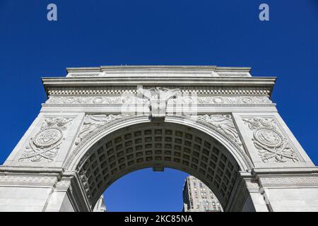 Washington Square Arch, ufficialmente Washington Arch, un arco trionfale romano in marmo a Washington Square Park nel quartiere Greenwich Village di Lower Manhattan a New York City. Progettato dall'architetto Stanford White nel 1892, ricorda il centenario dell'inaugurazione di George Washington nel 1789 come presidente degli Stati Uniti e costituisce il capolinea meridionale della Fifth Avenue. L'arco ha G. Washington come Comandante in capo e come presidente. Le sculture sono state fatte da Frederick MacMonnies, Philip Martiny, Hermon A.. MacNeil e Alexander Stirling Calder realizzati in marmo Tuckahoe. NEW YORK, STATI UNITI Foto Stock