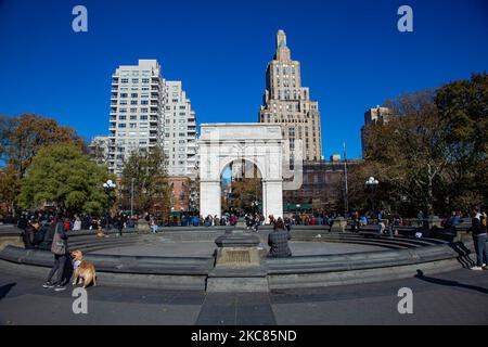 Washington Square Arch, ufficialmente Washington Arch, un arco trionfale romano in marmo a Washington Square Park nel quartiere Greenwich Village di Lower Manhattan a New York City. Progettato dall'architetto Stanford White nel 1892, ricorda il centenario dell'inaugurazione di George Washington nel 1789 come presidente degli Stati Uniti e costituisce il capolinea meridionale della Fifth Avenue. L'arco ha G. Washington come Comandante in capo e come presidente. Le sculture sono state fatte da Frederick MacMonnies, Philip Martiny, Hermon A.. MacNeil e Alexander Stirling Calder realizzati in marmo Tuckahoe. NEW YORK, STATI UNITI Foto Stock