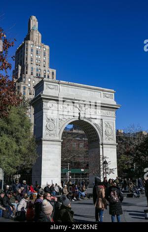 Washington Square Arch, ufficialmente Washington Arch, un arco trionfale romano in marmo a Washington Square Park nel quartiere Greenwich Village di Lower Manhattan a New York City. Progettato dall'architetto Stanford White nel 1892, ricorda il centenario dell'inaugurazione di George Washington nel 1789 come presidente degli Stati Uniti e costituisce il capolinea meridionale della Fifth Avenue. L'arco ha G. Washington come Comandante in capo e come presidente. Le sculture sono state fatte da Frederick MacMonnies, Philip Martiny, Hermon A.. MacNeil e Alexander Stirling Calder realizzati in marmo Tuckahoe. NEW YORK, STATI UNITI Foto Stock