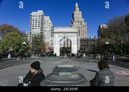 Washington Square Arch, ufficialmente Washington Arch, un arco trionfale romano in marmo a Washington Square Park nel quartiere Greenwich Village di Lower Manhattan a New York City. Progettato dall'architetto Stanford White nel 1892, ricorda il centenario dell'inaugurazione di George Washington nel 1789 come presidente degli Stati Uniti e costituisce il capolinea meridionale della Fifth Avenue. L'arco ha G. Washington come Comandante in capo e come presidente. Le sculture sono state fatte da Frederick MacMonnies, Philip Martiny, Hermon A.. MacNeil e Alexander Stirling Calder realizzati in marmo Tuckahoe. NEW YORK, STATI UNITI Foto Stock