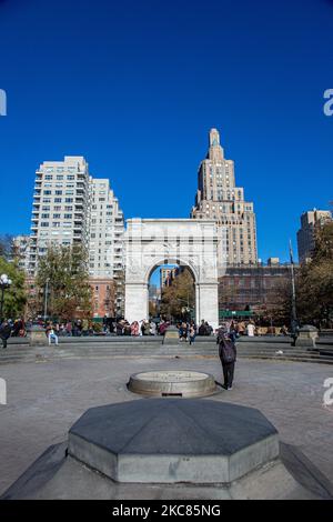 Washington Square Arch, ufficialmente Washington Arch, un arco trionfale romano in marmo a Washington Square Park nel quartiere Greenwich Village di Lower Manhattan a New York City. Progettato dall'architetto Stanford White nel 1892, ricorda il centenario dell'inaugurazione di George Washington nel 1789 come presidente degli Stati Uniti e costituisce il capolinea meridionale della Fifth Avenue. L'arco ha G. Washington come Comandante in capo e come presidente. Le sculture sono state fatte da Frederick MacMonnies, Philip Martiny, Hermon A.. MacNeil e Alexander Stirling Calder realizzati in marmo Tuckahoe. NEW YORK, STATI UNITI Foto Stock