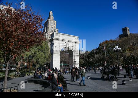 Washington Square Arch, ufficialmente Washington Arch, un arco trionfale romano in marmo a Washington Square Park nel quartiere Greenwich Village di Lower Manhattan a New York City. Progettato dall'architetto Stanford White nel 1892, ricorda il centenario dell'inaugurazione di George Washington nel 1789 come presidente degli Stati Uniti e costituisce il capolinea meridionale della Fifth Avenue. L'arco ha G. Washington come Comandante in capo e come presidente. Le sculture sono state fatte da Frederick MacMonnies, Philip Martiny, Hermon A.. MacNeil e Alexander Stirling Calder realizzati in marmo Tuckahoe. NEW YORK, STATI UNITI Foto Stock