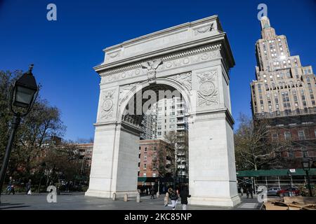 Washington Square Arch, ufficialmente Washington Arch, un arco trionfale romano in marmo a Washington Square Park nel quartiere Greenwich Village di Lower Manhattan a New York City. Progettato dall'architetto Stanford White nel 1892, ricorda il centenario dell'inaugurazione di George Washington nel 1789 come presidente degli Stati Uniti e costituisce il capolinea meridionale della Fifth Avenue. L'arco ha G. Washington come Comandante in capo e come presidente. Le sculture sono state fatte da Frederick MacMonnies, Philip Martiny, Hermon A.. MacNeil e Alexander Stirling Calder realizzati in marmo Tuckahoe. NEW YORK, STATI UNITI Foto Stock