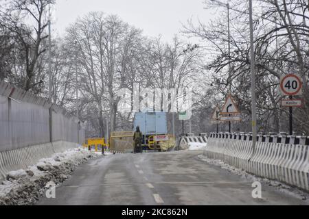 I troopers paramilitari indiani si trovano vicino alla strada chiusa davanti alla giornata della Repubblica indiana a Srinagar, indiano amministrato Kashmir il 25 gennaio 2021. (Foto di Muzamil Mattoo/NurPhoto) Foto Stock