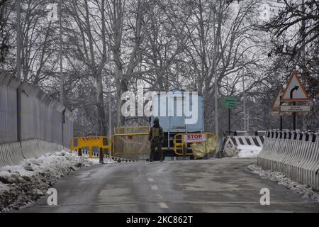 Un trooper paramilitare indiano si trova vicino alla strada chiusa davanti alla giornata della Repubblica indiana a Srinagar, indiano amministrato Kashmir il 25 gennaio 2021. (Foto di Muzamil Mattoo/NurPhoto) Foto Stock