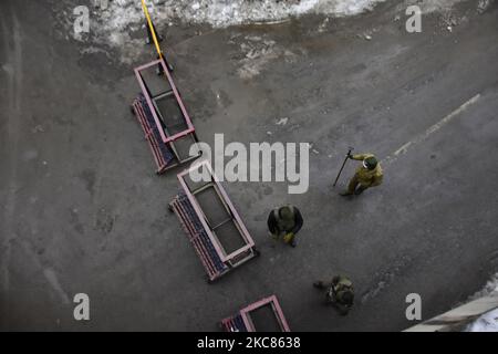 I troopers paramilitari indiani si trovano vicino alla strada chiusa davanti alla giornata della Repubblica indiana a Srinagar, indiano amministrato Kashmir il 25 gennaio 2021. (Foto di Muzamil Mattoo/NurPhoto) Foto Stock