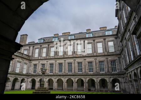 Il cortile dell'Holyrood Palace è circondato da archi sotto il cielo nuvoloso a Edimburgo, Scozia Foto Stock
