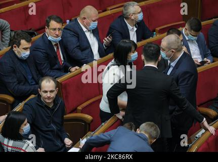 I legislatori comunicano durante la sessione di Verkhovna Rada a Kyiv, Ucraina, 26 gennaio 2021. Il parlamento ucraino ha approvato il progetto di bilancio statale dell'Ucraina per il 2021 (Foto di Sergii Kharchenko/NurPhoto) Foto Stock