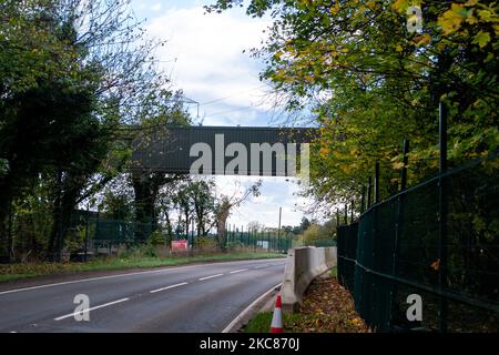 Wendover, Buckinghamshire, Regno Unito. 4th Novembre 2022. Un nastro trasportatore per il guinglio attraversa il A413. HS2 stanno costruendo un viadotto lungo 350 metri attraverso la A413 e la linea ferroviaria di Chiltern. HS2 hanno demolito Road Barn Farm e abbattuto centinaia di alberi lungo Small Dean Lane e su entrambi i lati del A413. Stop HS2 manifestanti precedentemente vissuto nei boschi al largo degli anni 'A413 al Wendover Active Resistance Camp per due anni. L'eco-attivista Dan Hooper noto come paludoso e altri tunneled sotto i boschi in protesta contro HS2 prendendo i boschi. Credit: Maureen McLean/Alamy Live News Foto Stock