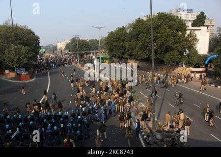 Gli agricoltori si scontrano con il personale della polizia durante un raduno di trattori per protestare contro le leggi agricole in occasione della Giornata della Repubblica dell'India, vicino all'ITO a Nuova Delhi, India, il 26 gennaio 2021. La capitale nazionale ha assistito a scene violente mentre gli agricoltori si sono scontrati con la polizia, hanno rotto le barricate e hanno tempestato il Forte Rosso, e la polizia ha risposto con gas lacrimogeni e ritorsioni. (Foto di Mayank Makhija/NurPhoto) Foto Stock