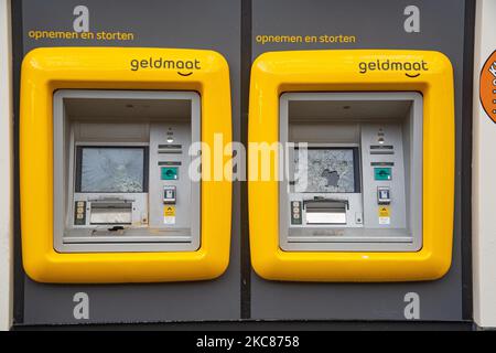 Bancomat rotti. Le conseguenze dei disordini anti-coprifuoco a Rotterdam. Finestre danneggiate di negozi, caffè, catena di fast-food, marciapiede distrutto, macchine ATM rotte, La fermata dell'autobus, le fermate del tram, le finestre e i vetri danneggiati anche in una zona residenziale sono stati causati dai violenti manifestanti che si sono scontrati con la polizia e saccheggiati la zona intorno a Groene Hilledijk, Beijerlandselaan e Randweg. È la 3rd notte consecutiva di rivolte e scontri con le politiche dopo che il governo ha imposto il coprifuoco per combattere la diffusione della pandemia di Coronavirus Covidio-19 e la nuova mutazione, come il precedente lockdo Foto Stock