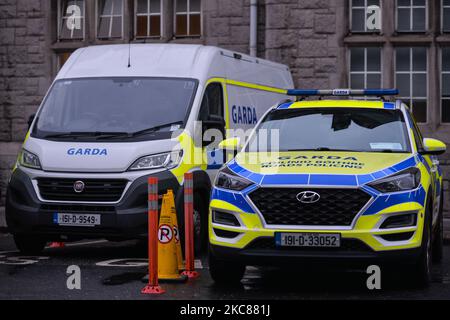 I veicoli del Garda (polizia irlandese) sono parcheggiati fuori dalla stazione di Pearse Street Garda a Dublino durante il blocco del livello 5 del Covid-19. Martedì 26 gennaio 2021 a Dublino, Irlanda. (Foto di Artur Widak/NurPhoto) Foto Stock