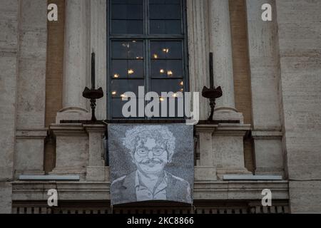 Un ritratto dello studente e attivista egiziano Patrick Zaki, detenuto al Cairo dal febbraio 2020, è appeso alla facciata di Palazzo nuovo in Piazza del Campidoglio, sede del municipio di Roma, come la lupa capitolina è vista in basso, a Roma, Italia, il 25 gennaio 2021. (Foto di Andrea Ronchini/NurPhoto) Foto Stock