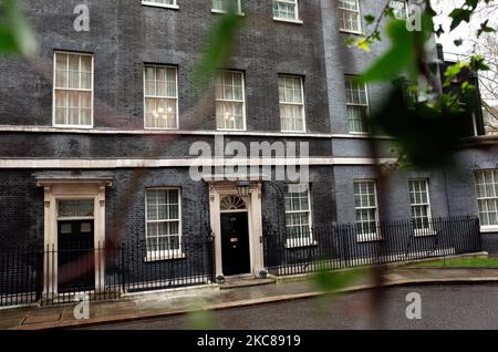 Le foglie pendono da un cesto appeso di fronte a 10 Downing Street a Londra, Inghilterra, il 27 gennaio 2021. (Foto di David Cliff/NurPhoto) Foto Stock