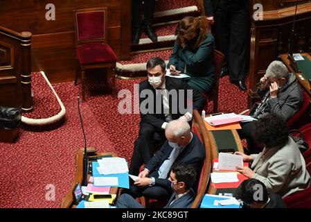 Il Ministro francese della sanità Olivier Veran partecipa alla sessione di interrogazioni al governo del Senato francese a Parigi il 27 gennaio 2021. (Foto di Daniel Pier/NurPhoto) Foto Stock