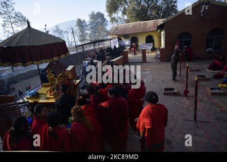 I devoti indù nepalesi si sono schierati per offrire la preghiera rituale durante un mese di Madhav Narayan Festival o Swasthani Brata Katha a Sankhu, Kathmandu, Nepal giovedì 28 gennaio 2020. Le donne indù nepalesi osservano un digiuno e pregano la Dea Swasthani per la lunga vita dei loro mariti e la prosperità della famiglia durante una festa di digiuno di un mese. La commissione di Salinadi Mela fissa un massimo di 50 devoti per quest'anno a causa della pandemia COVID-19. (Foto di Narayan Maharjan/NurPhoto) Foto Stock