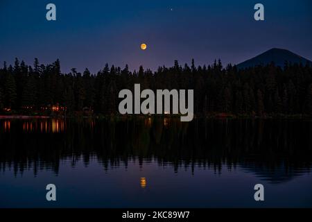 Ormeggio al lago Suttle nella Deschutes National Forest dell'Oregon centrale. Foto Stock