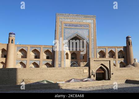 Allah Kuli Khan Madrasa, Ichan Kala (fortezza interna), Khiva, Provincia di Khorezm, Uzbekistan, Asia centrale Foto Stock