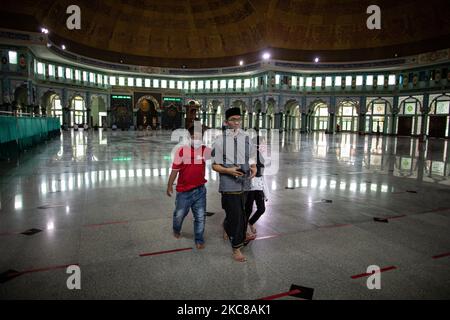 Persone con la loro attività in Una moschea di Tangerang, Banten, Indonesia il 26 gennaio 2021. Indonesia raggiungere 1 milioni di positif covid19 con la morte totale superiore a 28.000 (Foto di Donal Husni/NurPhoto) Foto Stock