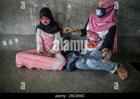 Persone con la loro attività in Una moschea di Tangerang, Banten, Indonesia il 26 gennaio 2021. Indonesia raggiungere 1 milioni di positif covid19 con la morte totale superiore a 28.000 (Foto di Donal Husni/NurPhoto) Foto Stock