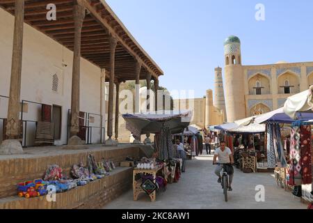 Bancarelle di souvenir fuori dalla Moschea di AK, via Polvon Kori, Ichan Kala (fortezza interna), Khiva, provincia di Khorezm, Uzbekistan, Asia centrale Foto Stock