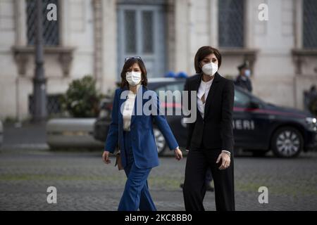 Maria Stella Gelmini (L) e Anna Maria Bernini (R), membri del partito di centro destra forza Italia, arrivano per un incontro con il presidente italiano Sergio Mattarella a Palazzo del Quirinale per formare un nuovo governo a seguito delle dimissioni del primo ministro Giuseppe Conte, 29 gennaio 2021. (Foto di Christian Minelli/NurPhoto) Foto Stock