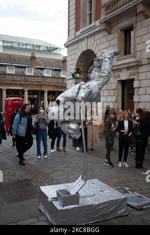 Silver Street entertainer a Covent Garden, Londra, Inghilterra Foto Stock